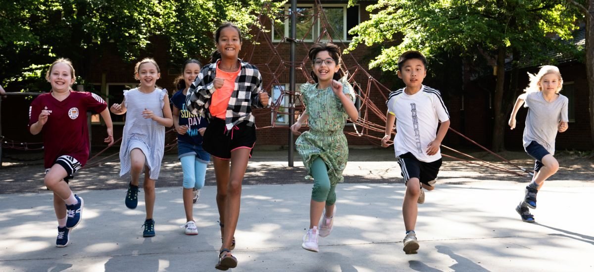🛝 Espacios para jugar al aire libre: una de las grandes necesidades de la infancia en las ciudades contemporáneas.

🏞  Debemos impulsar espacios accesibles que faciliten la convivencia y  pongan en el centro de sus políticas a la infancia.

👉consumer.es/bebe/espacios-…