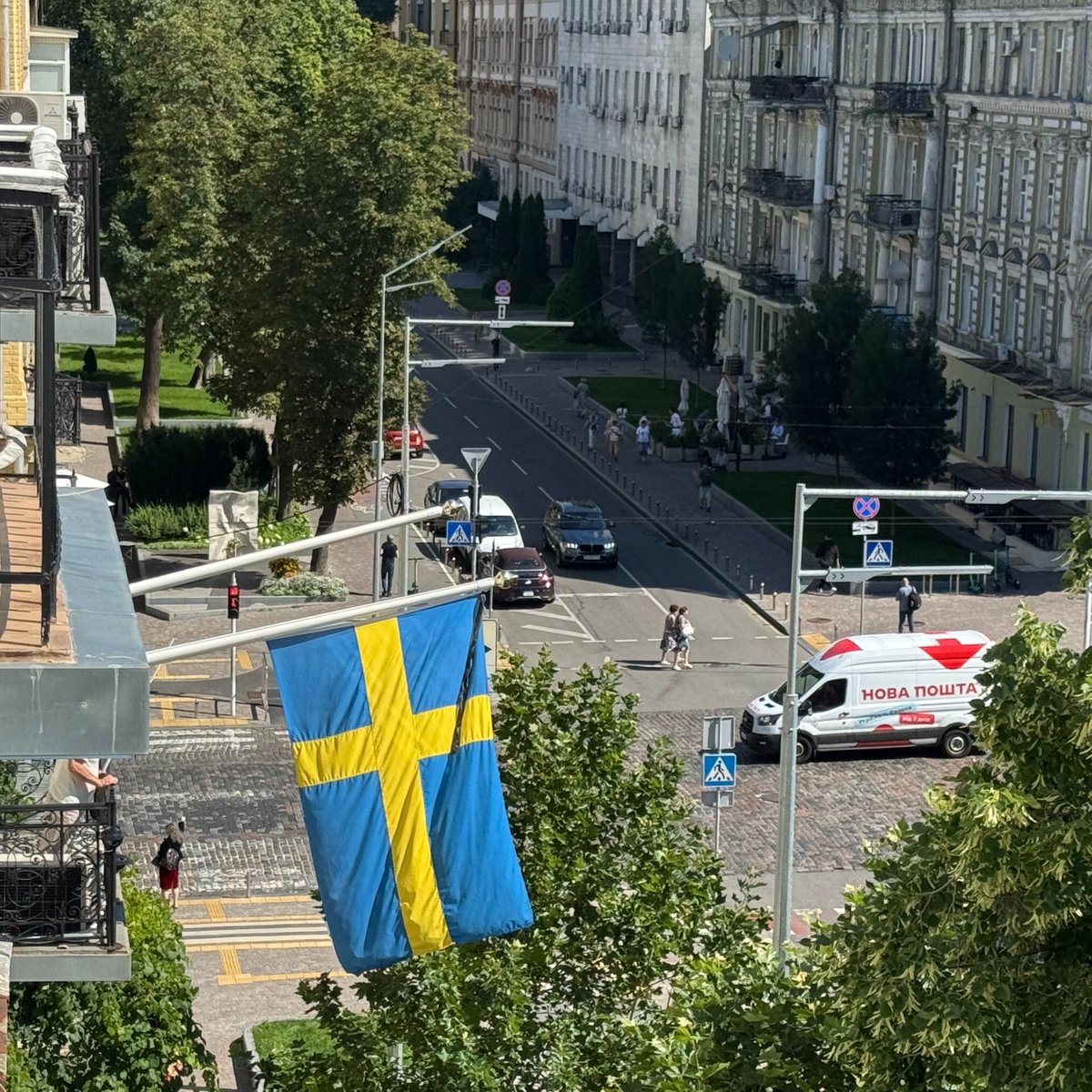 Ще один день жалоби за загиблими внаслідок російського удару по житловому будинку у Києві.

Ми приєднуємося до дня жалоби, оголошеного в Києві, вивішуючи чорну стрічку разом із нашим прапором.