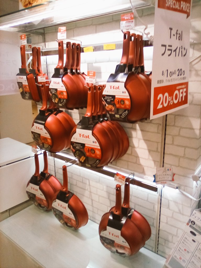 #ティファール フライパン20%OFF‼️

8月1日(金)から8月20日(水)までの期間限定で、人気のティファールフライパンがお買い得になります‼️
こびりつきにくいフライパンを、ぜひこの機会に！

[5階キッチン売場]