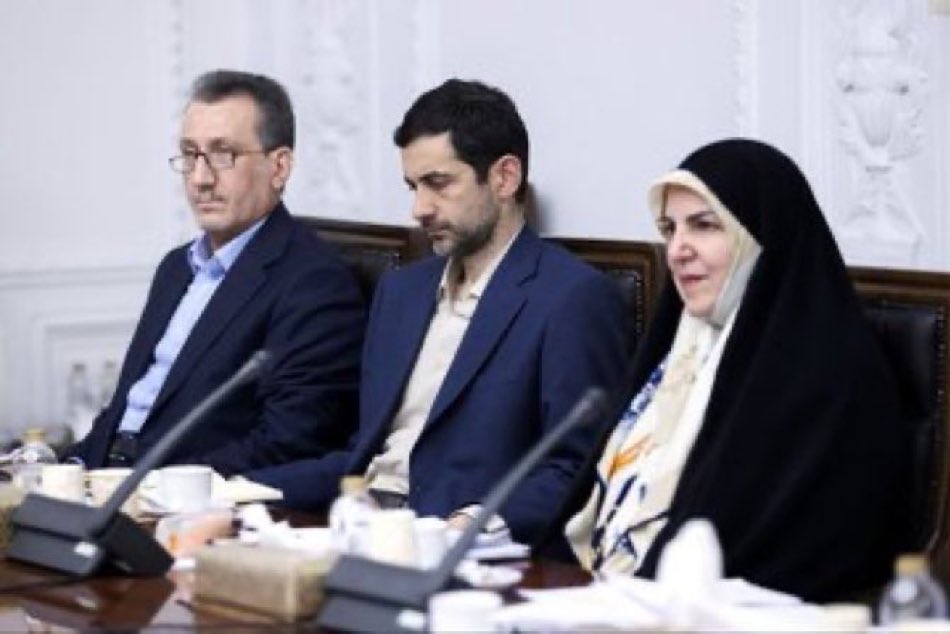 وقتی با ذره بین دنبال دستاوردهای #پزشکیان هستید این حرکت استاد نهج البلاغه رو یادتون نره که حتی در دوره رفسنجانی هم قفل بود: انتصاب مستقیم #آقازاده و شرکت پسر رییس جمهور در جلسه دولتی!
مثلا بنویسید «فرهنگ‌سازی همکاری خانواده»