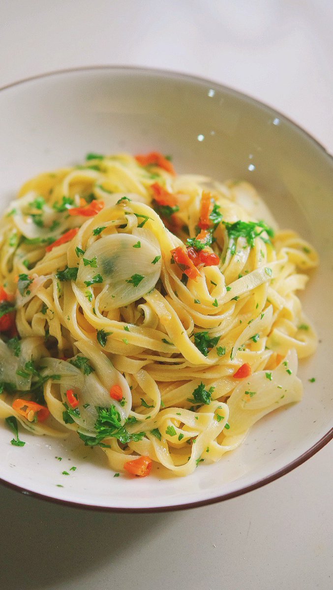 Linguine Aglio E Olio 
from : stirwithme resepmamiku.com/en/linguine-ag…