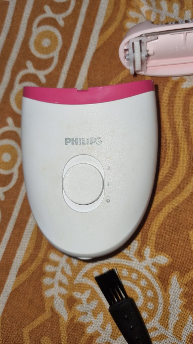 llBalram's tweet photo. @flipkartsupport  I got an Epilator today from Flipkart and it looks used. When I open the Epilator  top part, it has someone else's hair inside .Absolutely disgusting @flipkart @_Kalyan_K. Is there no quality control on your end?
Please refund the amount. https://t.co/Tp8QnE0KeX