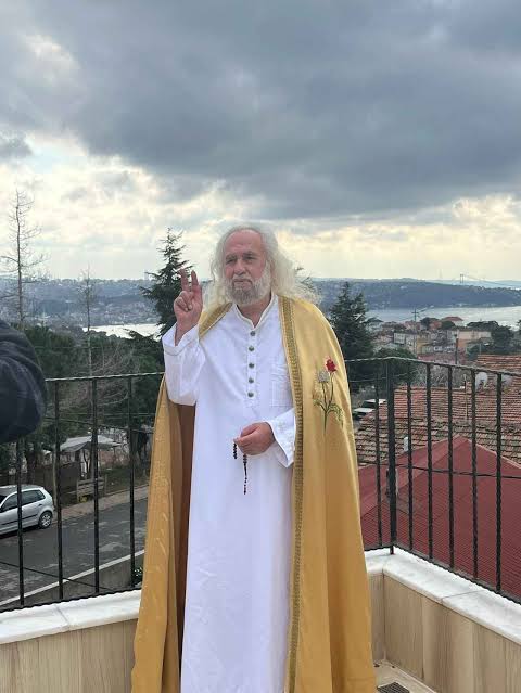 1500-3000 sene önce yaşasaydı peygamber diye tarihe geçmişti. 21.yy dünyasında peygamberliğini ilan etti, deli oldu, akıl hastası oldu.