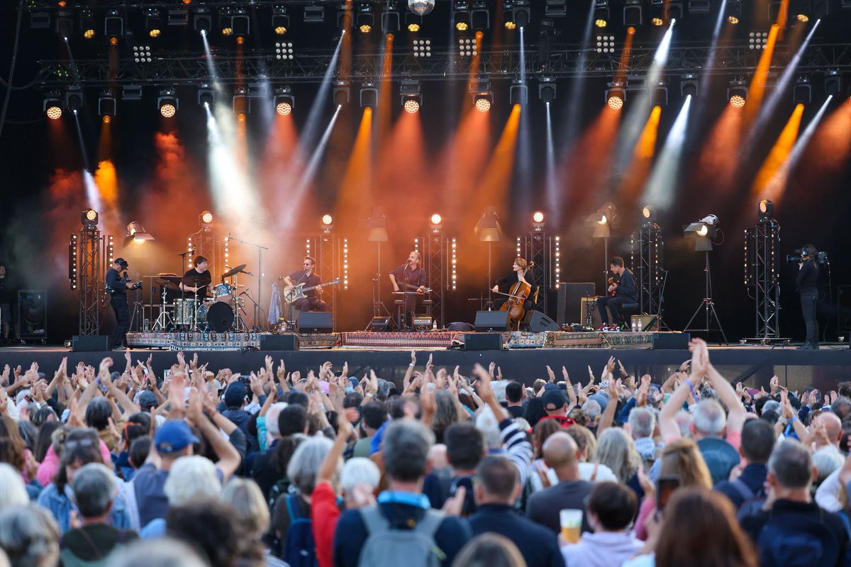 Une ambiance de Feu! 🔥

Ce soir pour le dernier concert de la saison, l’Arena Forum était en ébullition dans une ambiance de rock et de poésie, avec Stéphane Eicher, Dynamite Shakers, The Stranglers et Feu! Chatterton, des artistes de grande qualité qui ont fait danser petits et