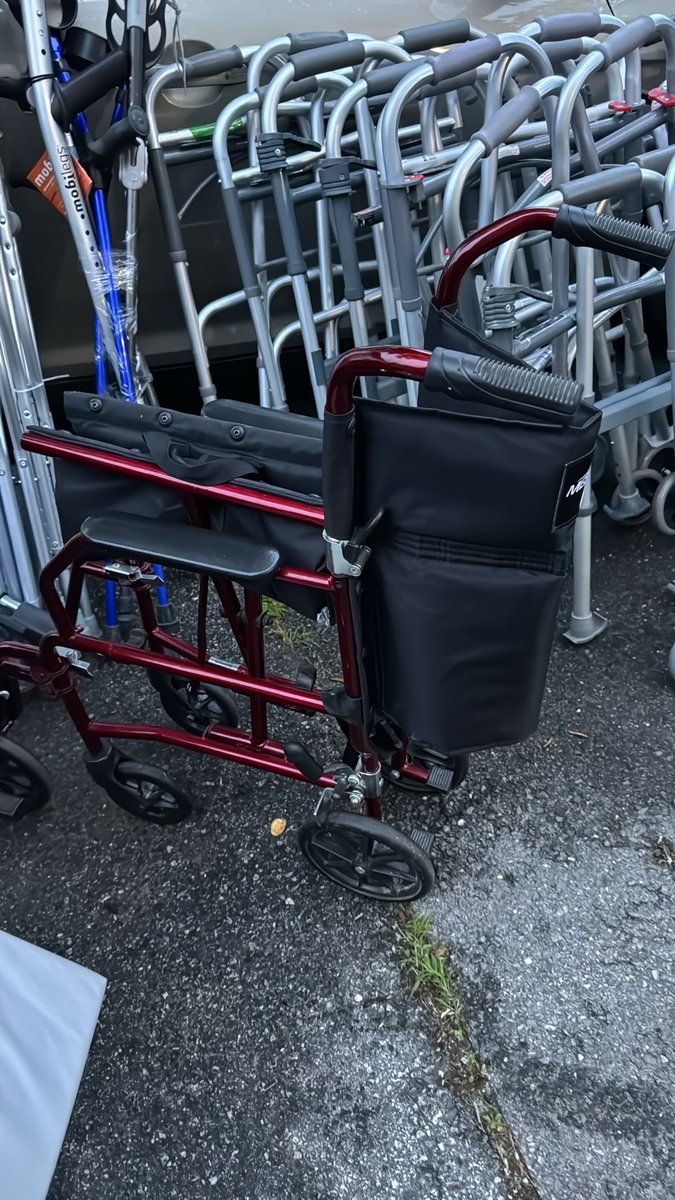 Pourquoi je donne des béquilles gratuitement

Je vis avec un handicap. Je sais ce que c’est de dépendre de béquilles, de sentir le poids du regard des autres, et parfois de manquer même du strict nécessaire.

C’est pour cela que je donne ces béquilles gratuitement. 1/2