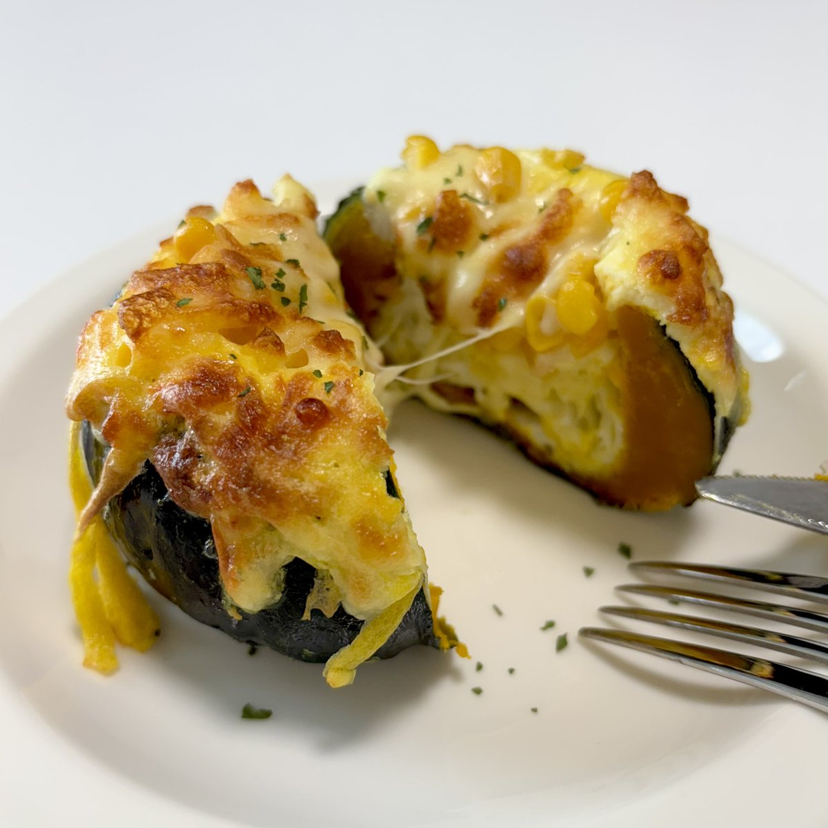 피자 대신 단호박 에그슬럿을 먹어보아요 🍽️

1. 단호박 렌지에 2분 익힌 다음 속 파내고
2. 계란 + 모짜렐라 치즈 렌지 4분
3. 꺼내서 스위트콘 + 치즈 추가 후 에프 5분

절대 실패 없는 맛