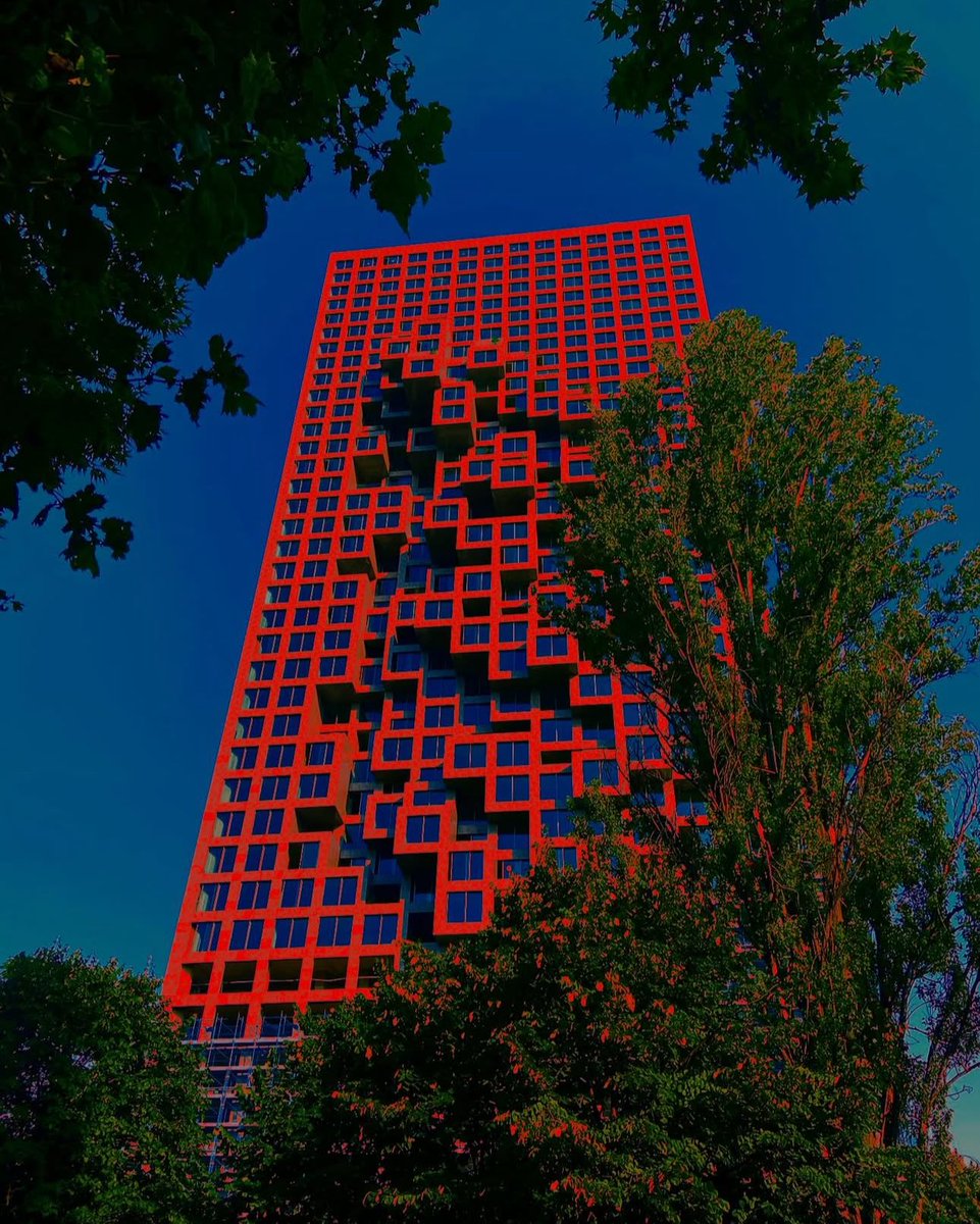 Дел од зградите кои се скоро во завршна фаза во Тирана 🇦🇱 
Додека во Скопје дебатираме за дивоградби,ѓубре ,исушени паркови, нефункционален град, соседиве кои до вчера знаеа само за бункерите на Енвер Хоџа денес стануваат New York на балканот. 
Како може да сме нај клет народ🤮