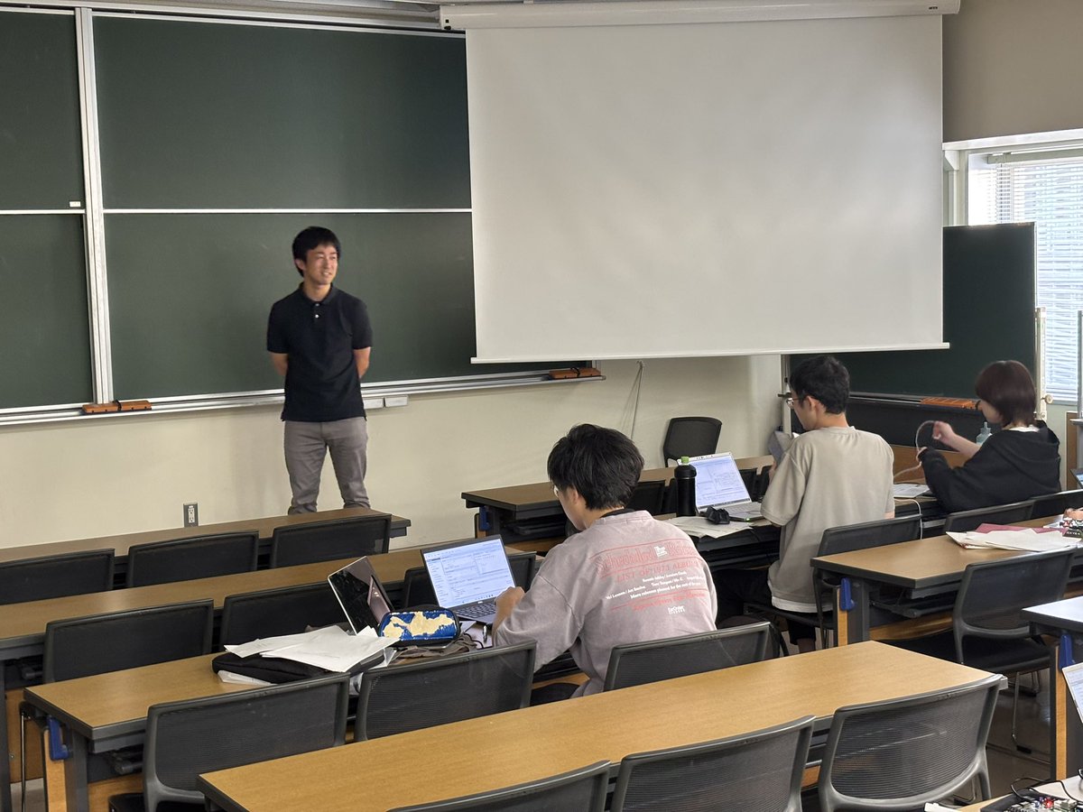 KMINagoyaU's tweet image. FPGAトレーニングコースを開催中🤖
参加者が実装したLチカ（LEDチカチカ）、みてるだけでも楽しい〜✨

#名古屋大学 #ハードウェア #FPGA
