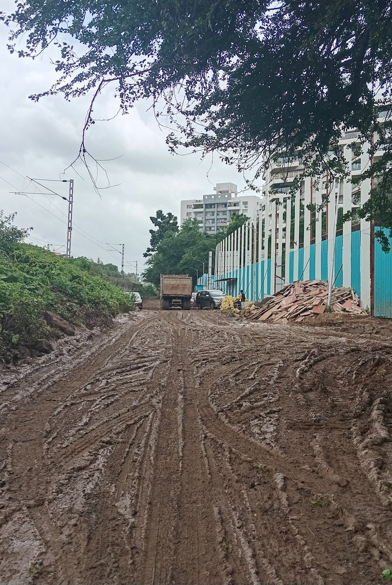 sandhanmishra's tweet photo. @PMCPune @Dev_Fadnavis @CMOMaharashtra @PMOIndia @narendramodi @MoHUA_India @214punecant Situation has further deteriorated even as there's no response from either the builder or the authorities. Lawful residents are denied smooth access to their own homes. Is it that only vote catching issues matter? https://t.co/ivUHyK75j5