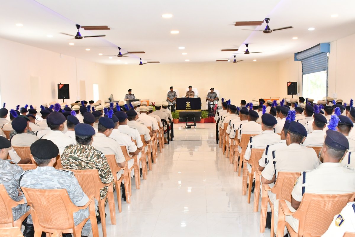 247Bncrpf's tweet photo. All the toppers of the batch were presented with trophies and certificates by the chief guest. Sh Kamlesh Singh DIG, Sh P Manoj Kumar, Comdt and officers of unit HQ were present during the function.
@crpfindia
#gcnda
#vstcnda
#Rangenda
#kksector
@gpsinghips https://t.co/XYKWdFxbRA