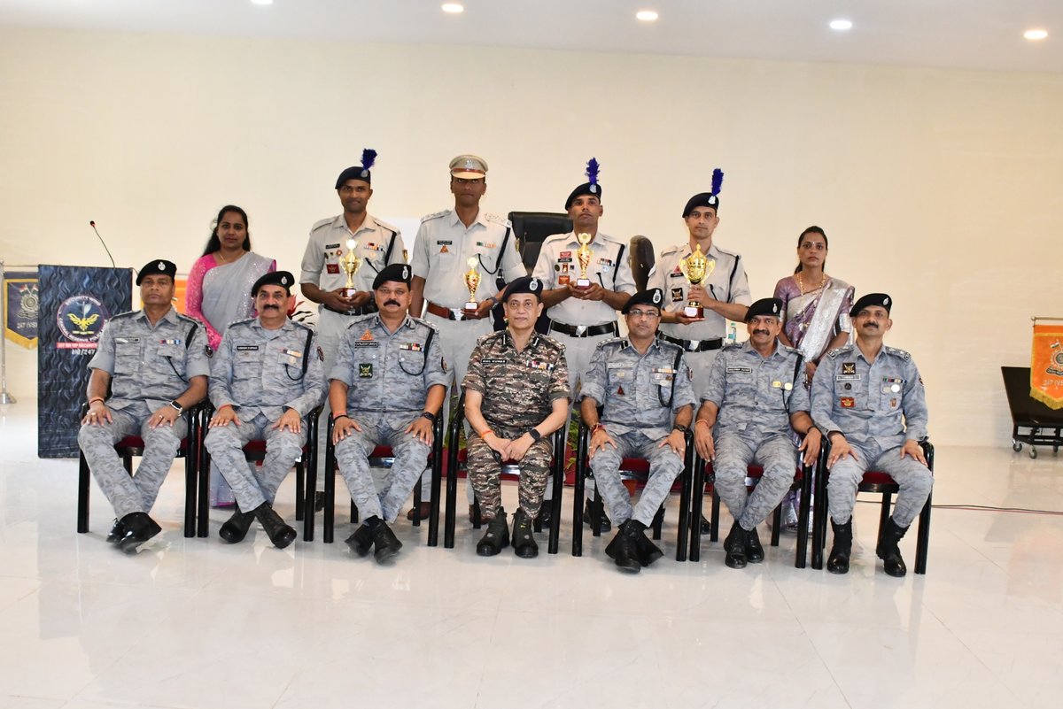 247Bncrpf's tweet photo. All the toppers of the batch were presented with trophies and certificates by the chief guest. Sh Kamlesh Singh DIG, Sh P Manoj Kumar, Comdt and officers of unit HQ were present during the function.
@crpfindia
#gcnda
#vstcnda
#Rangenda
#kksector
@gpsinghips https://t.co/XYKWdFxbRA
