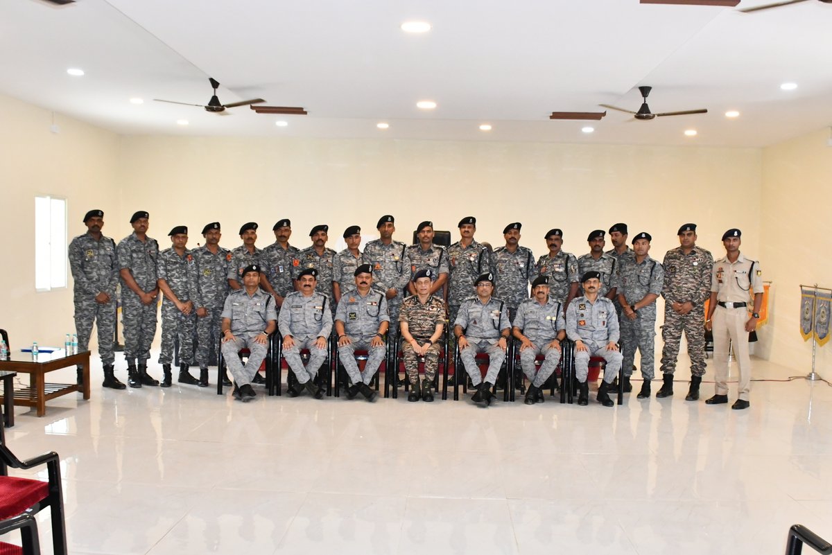 247Bncrpf's tweet photo. All the toppers of the batch were presented with trophies and certificates by the chief guest. Sh Kamlesh Singh DIG, Sh P Manoj Kumar, Comdt and officers of unit HQ were present during the function.
@crpfindia
#gcnda
#vstcnda
#Rangenda
#kksector
@gpsinghips https://t.co/XYKWdFxbRA