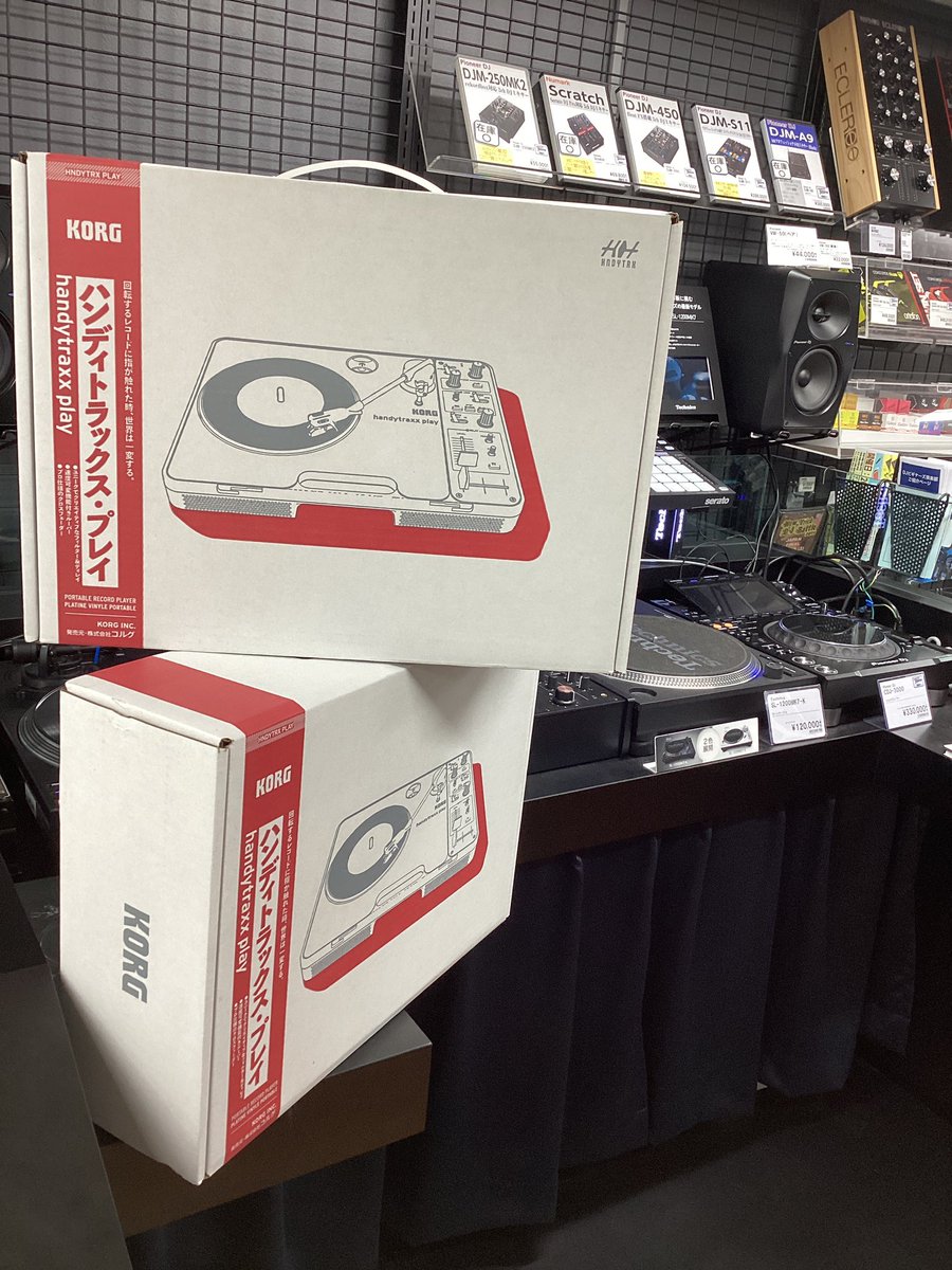 【DJ】
KORGのポータブルターンテーブル『handytraxx play』が入荷しました‼︎
この夏お出かけのお供にいかがでしょうか？
オンラインストアでもご購入頂けます‼︎

store.shimamura.co.jp/ec/pro/disp/1/…