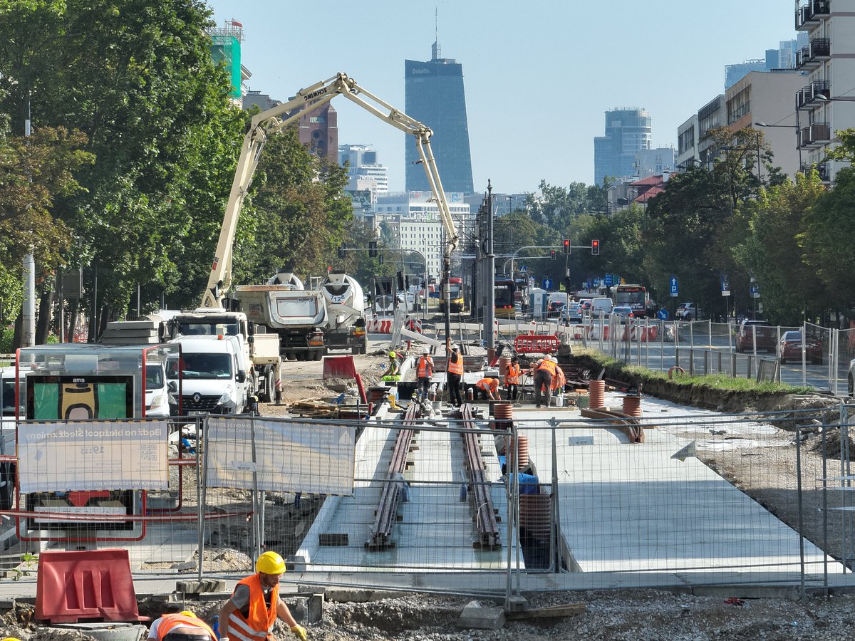 Remont torów na Grójeckiej - zmiany od 4 sierpnia: W cieniu trwającej budowy trasy tramwajowej do Dw. Zachodniego i węzła rozjazdowego na skrzyżowaniu Grójeckiej, Bitwy Warszawskiej 1920 r. i Banacha wyremontujemy przyległy odcinek torowiska. Prace będziemy prowadzić na odcinku