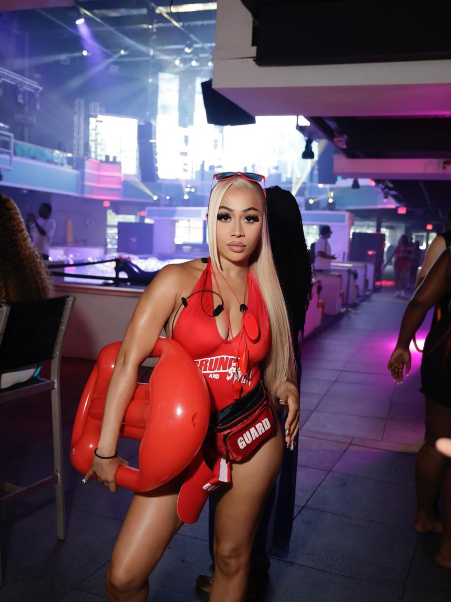 DatGurlVivan's tweet image. Life guard