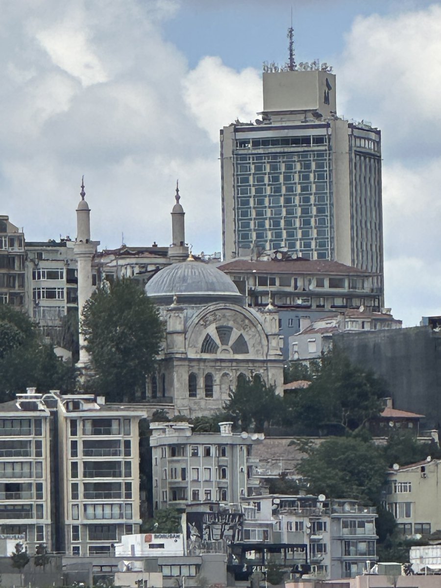 onderkayaistan1's tweet photo. Tuhaf bir şehir haline getirdik İstanbul’u. Mesela manzarası en muhteşem yerlerden biri olan Cihangir caminin denizden görünümü bu https://t.co/oIdhf1HXgE