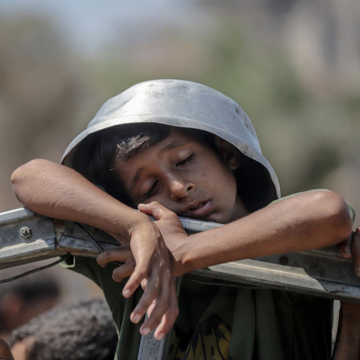 الجوع يُفترس أطفال غزة ببطء، والعالم يُشاهد بصمت مخزٍ دون أن يحرّك ساكنًا… أجسادهم تذبل أمام العيون، وأنفاسهم تختنق وهم يصرخون بلا صوت. أين ضمير الإنسانية؟