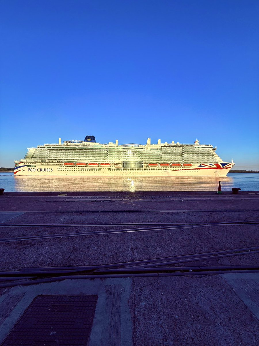 Treat yourself to something nice; it’s Friday! Even if it’s just to take a good picture. Taking this cruise ship picture is one of the nice things about my day. 
🦅