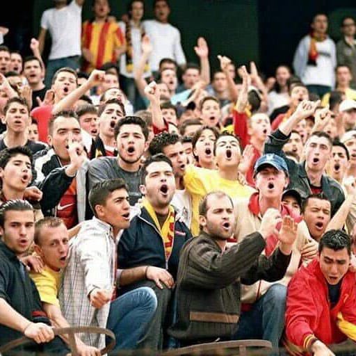 Göremezler, canım, göremezler

Sende benim gördüğümü, onlar bi' yudum nefesler

Aşkım yalan değil, ne de hevesten

Çok bekledim bunu inan, aç bana yüreğini

#Göztepe
#AsırlıkEfsane
#EfsaneGöztepe