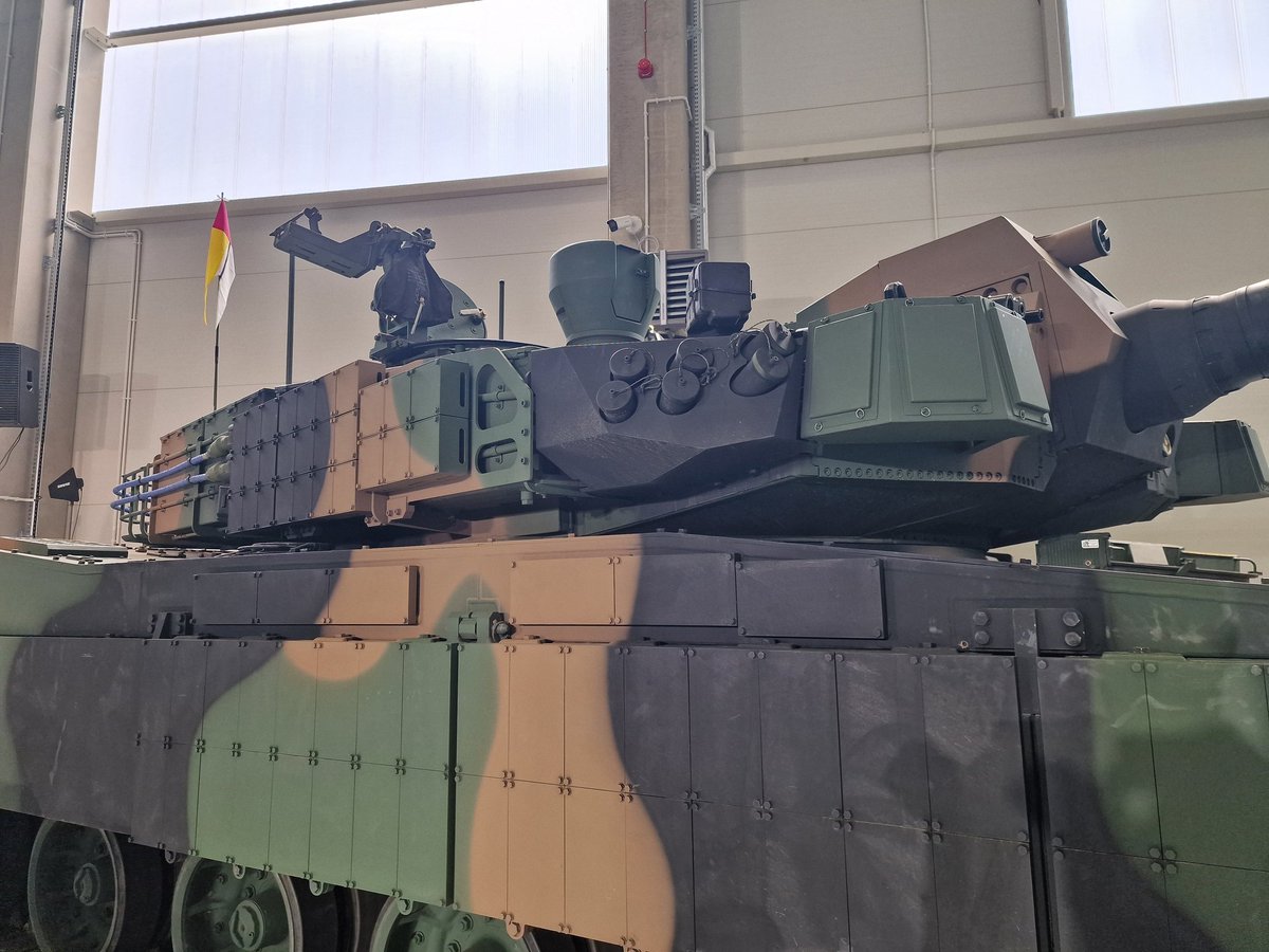 W sumie poza czołgami zamówienie w ramach EC2 systemu K2 obejmuje - co powinno cieszyć równie mocno jak same K2:
-31 wuzetów
-25 mostów
-25 midów
stosując polską nomenklaturę 😉