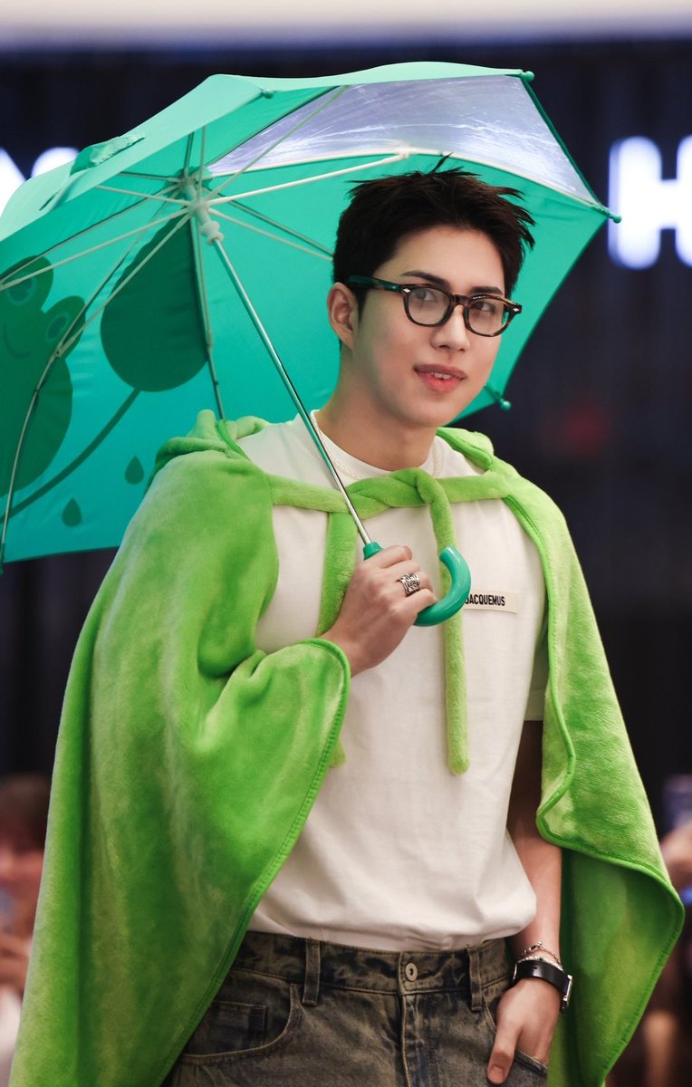 YoonKim63's tweet photo. Clark Kent                                      SuperMan https://t.co/3iBKVHQBrf