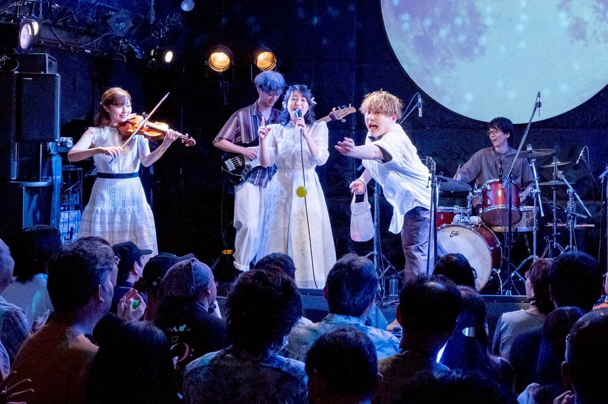akaneiro01's tweet photo. 【ライブ写真公開🎻④】

先日、青山 月見ル君想フにて開催された
コハクノアカリ×RiOツーマンライブ
『満月の下で逢いましょうVol.6』のお写真を公開いたします！

撮影：@Dragon_Ueda @mitsukoueda https://t.co/c1xBqBGKSe