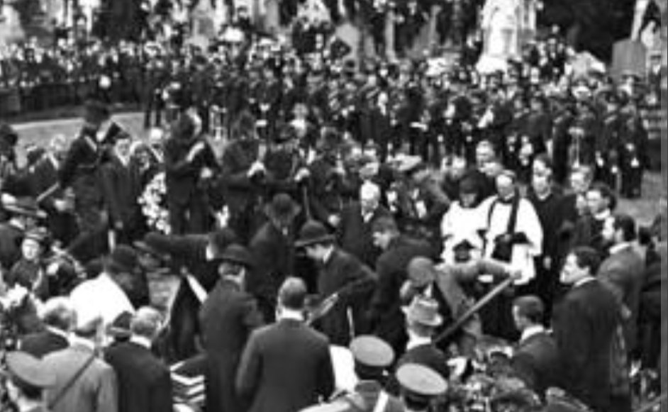 110 years ago today, O'Donovan Rossa was laid to rest in Glasnevin.
At his grave, Pearse thundered:

"The fools, the fools, the fools! They have left us our Fenian dead… Ireland unfree shall never be at peace."

The words that stirred a revolution. 🇮🇪