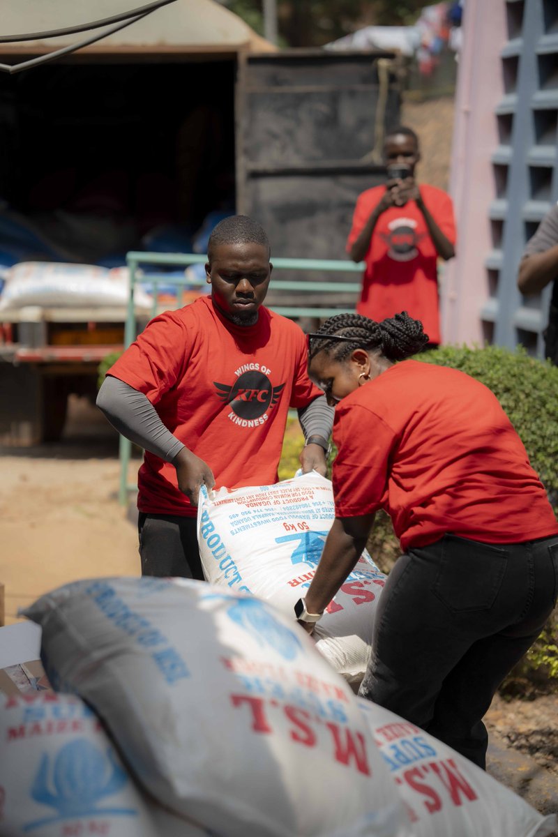 MaamaKampala21's tweet photo. .@KFCinUganda donated sacks of posho, beans, and rice, as well as boxes of yogurt to support the children’s meals. Oh, we also cut cake and the babies truly enjoyed it😊🥳
#WingsOfKindness https://t.co/3CjJNKU9nj