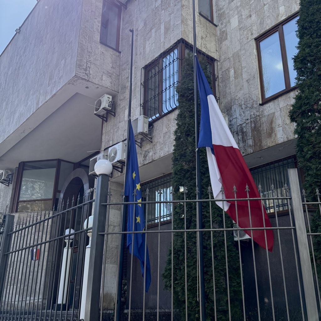 Hier, les frappes 🇷🇺 sur Kyiv ont fait 31 morts et 150+ blessés. Par ces attaques délibérées contre les civils, la Russie manifeste son refus de s’engager en faveur de la paix.

L’ambassade 🇫🇷 s’associe au deuil de la ville et adresse ses pensées aux victimes et à leurs familles.