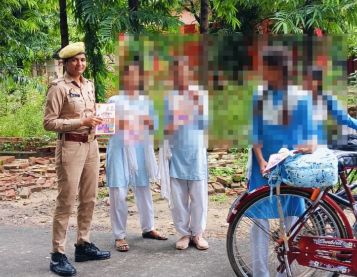 ETAWAH POLICE (@etawahpolice) on Twitter photo #Etawahpolice
#MissionShakti рдЕрднрд┐рдпрд╛рди рдХреЗ рддрд╣рдд рдерд╛рдирд╛ рд▓рд╡реЗрджреА рдкрд░ рдЧрдард┐рдд рдПрдиреНрдЯреА рд░реЛрдорд┐рдпреЛ рдЯреАрдо/рдорд╣рд┐рд▓рд╛ рдмреАрдЯ рдЖрд░рдХреНрд╖рд┐рдпреЛрдВ рджреНрд╡рд╛рд░рд╛ рд╕реНрдХреВрд▓реЛрдВ/рдХреЙрд▓реЗрдЬ/рд╕рд╛рд░реНрд╡0 рд╕реНрдерд╛рдиреЛрдВ рдкрд░ рднреНрд░рдордг рдХрд░ рдорд╣рд┐рд▓рд╛рдУрдВ/рдЫрд╛рддреНрд░рд╛рдУрдВ рдХреЛ рдорд╣рд┐рд▓рд╛ рд╕рдВрдмрдВрдзреА рдЕрдкрд░рд╛рдзреЛрдВ рд╕реЗ рдмрдЪрд╛рд╡, рд╕рд╛рдЗрдмрд░ рдЕрдкрд░рд╛рдз рддрдерд╛ рд╢рд╛рд╕рди рд╕реЗ рдЬрд╛рд░реА рд╣реЗрд▓реНрдкрд▓рд╛рдЗрди рдирдореНрдмрд░реЛрдВ рдХреА рдЬрд╛рдирдХрд╛рд░реА рджреЗрдХрд░ рдЬрд╛рдЧрд░реБрдХ рдХрд┐рдпрд╛ рдЧрдпрд╛ред #Etawahpolice
#MissionShakti рдЕрднрд┐рдпрд╛рди рдХреЗ рддрд╣рдд рдерд╛рдирд╛ рд▓рд╡реЗрджреА рдкрд░ рдЧрдард┐рдд рдПрдиреНрдЯреА рд░реЛрдорд┐рдпреЛ рдЯреАрдо/рдорд╣рд┐рд▓рд╛ рдмреАрдЯ рдЖрд░рдХреНрд╖рд┐рдпреЛрдВ рджреНрд╡рд╛рд░рд╛ рд╕реНрдХреВрд▓реЛрдВ/рдХреЙрд▓реЗрдЬ/рд╕рд╛рд░реНрд╡0 рд╕реНрдерд╛рдиреЛрдВ рдкрд░ рднреНрд░рдордг рдХрд░ рдорд╣рд┐рд▓рд╛рдУрдВ/рдЫрд╛рддреНрд░рд╛рдУрдВ рдХреЛ рдорд╣рд┐рд▓рд╛ рд╕рдВрдмрдВрдзреА рдЕрдкрд░рд╛рдзреЛрдВ рд╕реЗ рдмрдЪрд╛рд╡, рд╕рд╛рдЗрдмрд░ рдЕрдкрд░рд╛рдз рддрдерд╛ рд╢рд╛рд╕рди рд╕реЗ рдЬрд╛рд░реА рд╣реЗрд▓реНрдкрд▓рд╛рдЗрди рдирдореНрдмрд░реЛрдВ рдХреА рдЬрд╛рдирдХрд╛рд░реА рджреЗрдХрд░ рдЬрд╛рдЧрд░реБрдХ рдХрд┐рдпрд╛ рдЧрдпрд╛ред