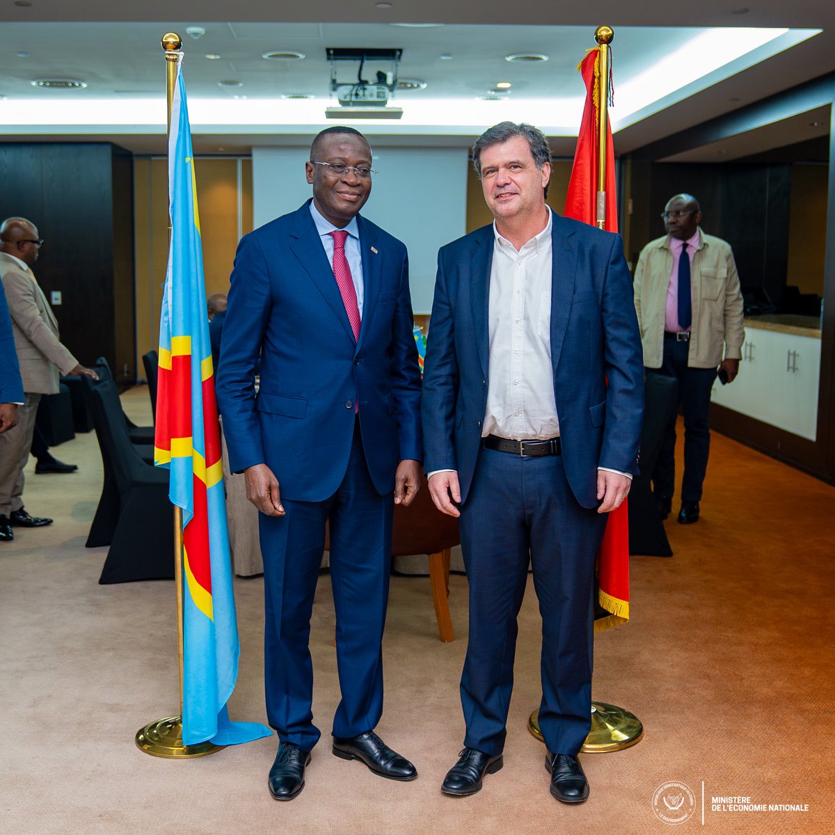 #RDC_ECONOMIE | 31.07.2025

Le VPM Mukoko Samba échange avec les responsables des entreprises spécialisées dans la gestion des déchets

Le Vice-Premier Ministre, Ministre de l’Économie nationale, Daniel Mukoko Samba, a échangé, le jeudi 31 juillet, avec les propriétaires du «