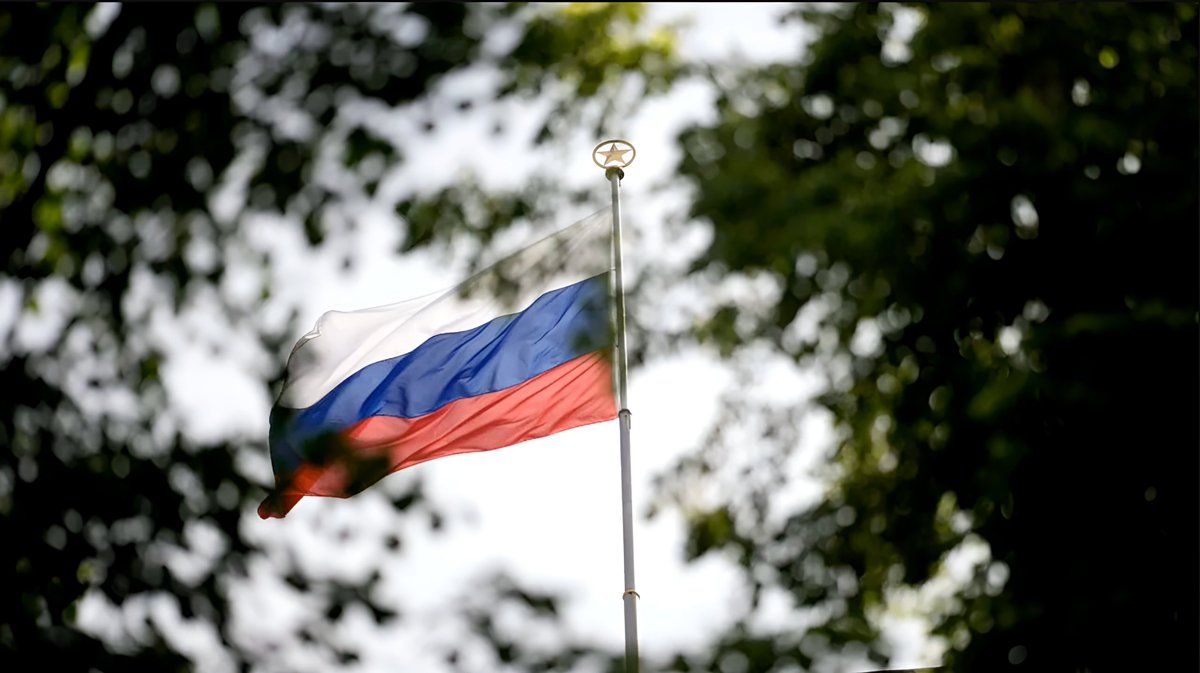 Romanian Foreign Minister Oana Ţoiu demanded that the Tulcea City Hall remove the Russian flag displayed near the Art Museum, calling it "unacceptable" due to Russia's ongoing aggression against Ukraine