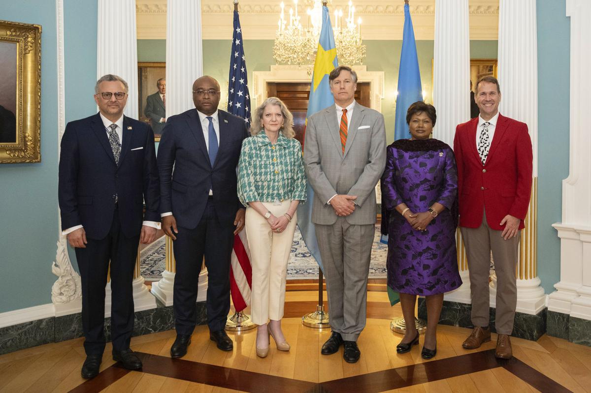 Mise en oeuvre de l’accord de Washington : Première réunion du Comité mixte RDC-Rwanda-USA
rtnc.cd/mise-en-oeuvre…