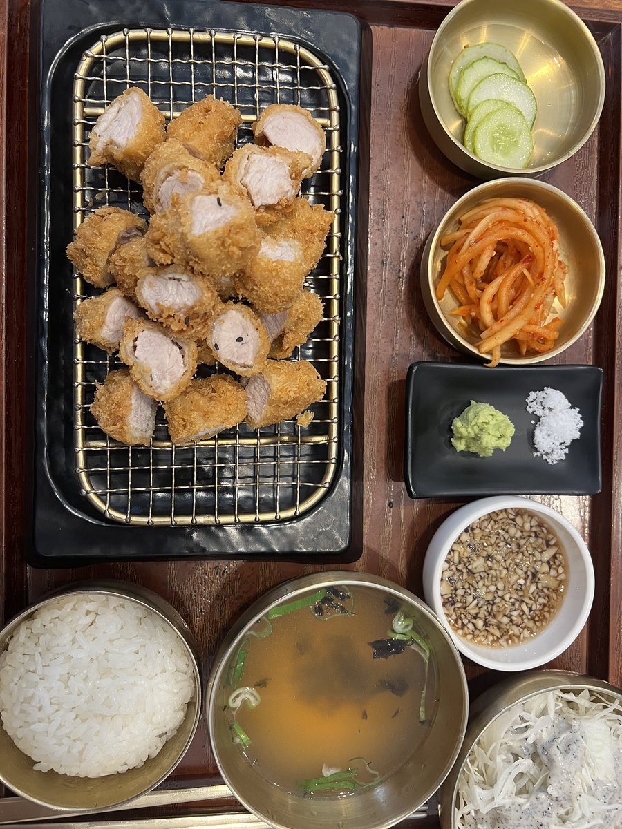 [대전] 숯불돈까스
트친구가 추천해줘서 갔는데 거짓말아니고진심 돈까스에서 숯불맛이남ㅁㅊ
여행내내 끼어들기5번당한 모닝차주표정 짓던 일행도 대전에서 먹은거중에 제일 맛있다함