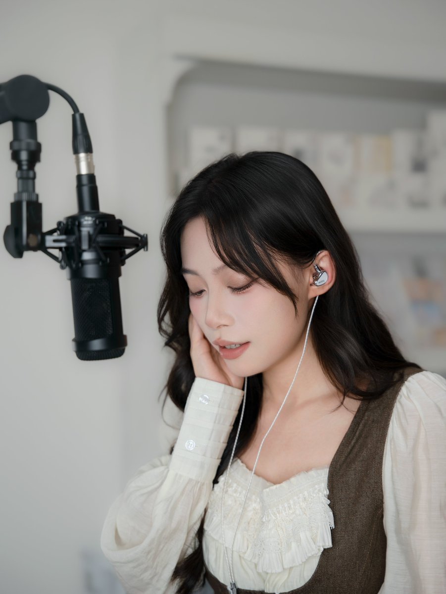 TANCHJIM_CN's tweet photo. From recording and streaming to everyday listening,
NORA adapts to every sound scenario with precision and clarity.
🎧 One pair. Every purpose.

#TANCHJIM #NORA #MonitorEarphones #MultiScene #MusicCreation #RecordingGear #HifiAudio #StreamReady https://t.co/txjfuXsnMk