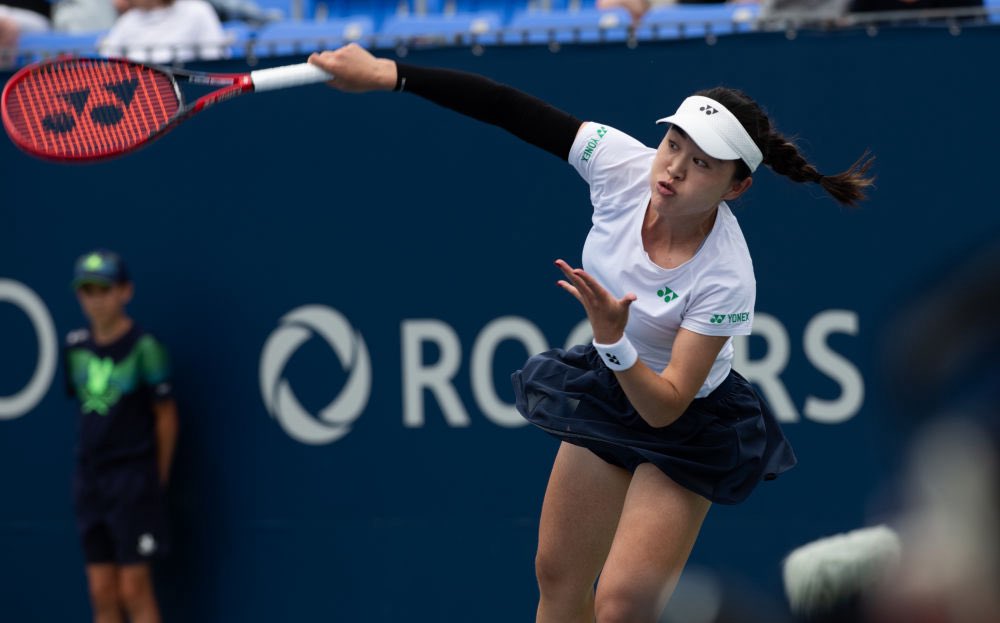 1000蒙特利尔站31日继续进行，在单打第三轮比赛中，中国选手朱琳连下两盘击败荷兰选手拉门斯，职业生涯首度跻身1000赛16强。