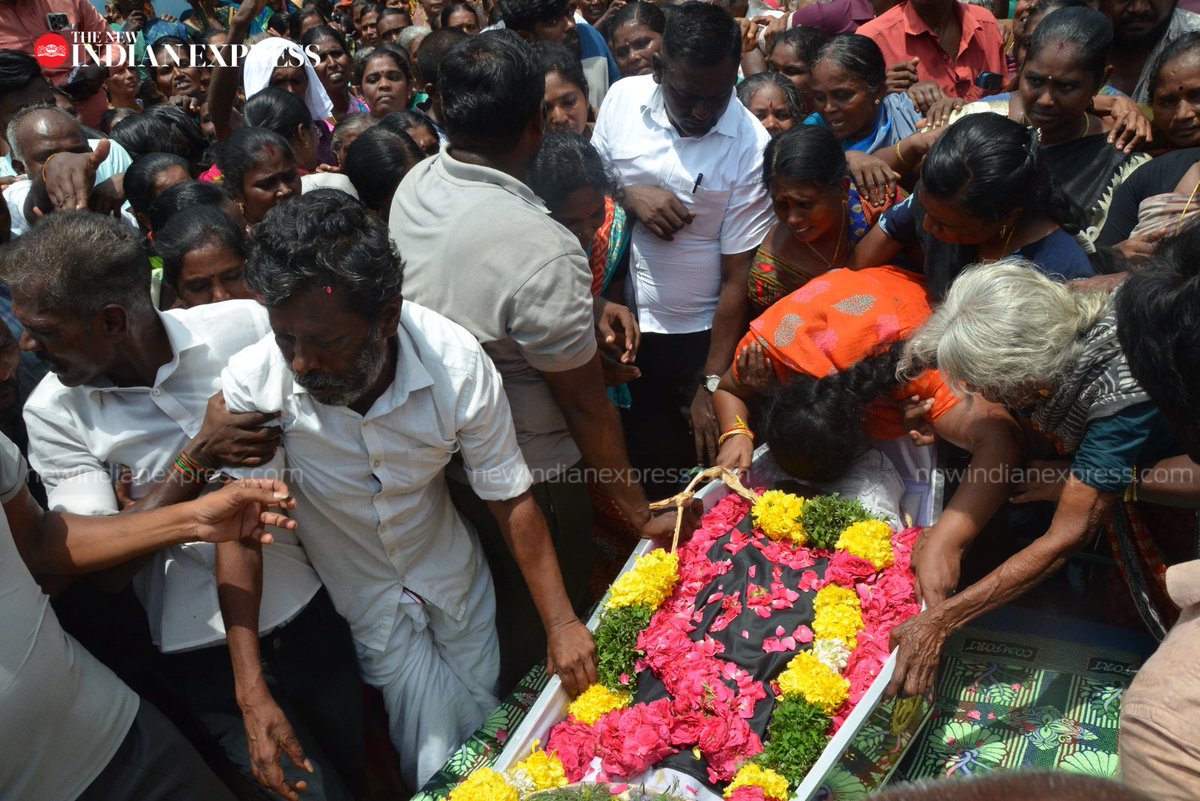 xpresstn's tweet photo. @thinak_ @SubashiniViji @KARTHIKALAGU86 TN 'honour killing' case | Family members, along with leaders and cadres of various political parties, paid homage to #KavinSelvaganesh's body at his residence in #Thoothukudi's #Eral.
Express photos | @KARTHIKALAGU86 https://t.co/ek2n1Ddz9G