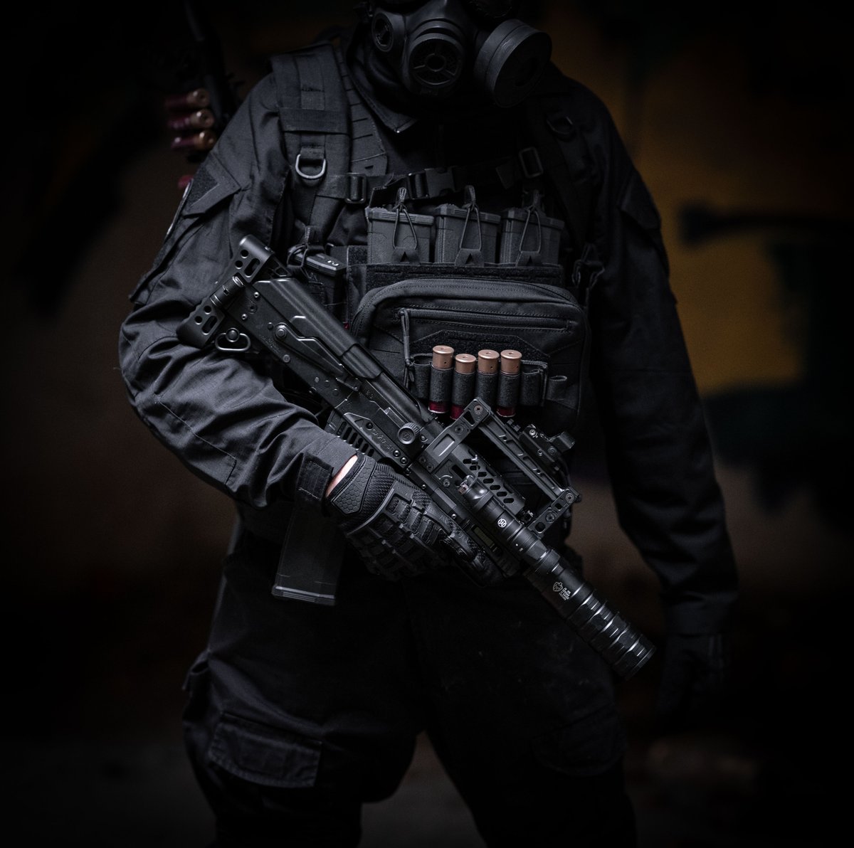Yakedausa's tweet photo. You hear footsteps. You don't panic. You adjust your sling.
Urban ops. Black loadout. Full control.
📍collaboration with @invisible.tommy (IG) — tactical content creator &amp; airsoft operator bringing the game to life, frame by frame.

🎯 Vest（YKD-088）: https://t.co/RP6yhYCldS https://t.co/NZ0CE6TPtU