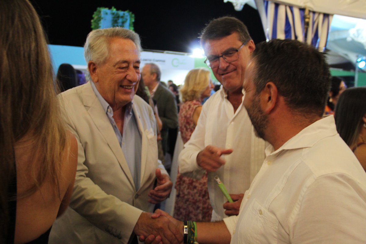 🟢 VOX Huelva visitó anoche las casetas de Antonio España, Atlantic Copper y CSIF en el Recinto Colombino. 

➡️ Gracias al excelente trato recibido en cada uno de los espacios, en los que ha sido un placer coincidir con tantísima buena gente de la sociedad onubense.