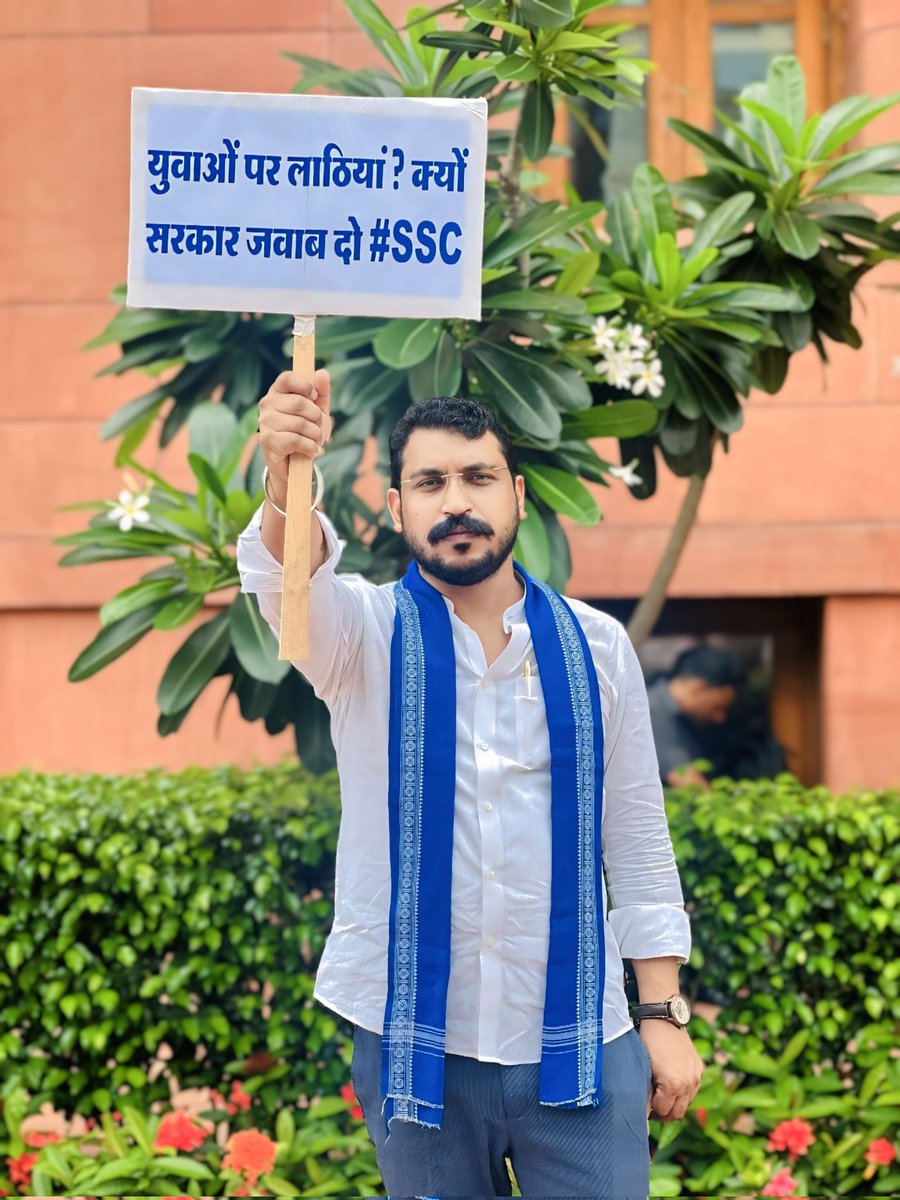 "रोज़गार के सपनों को कुचलती डंडों की मार,
नौकरी मांगने पर क्यों होता युवाओं पर वार?
दंगाइयों पर फूल, छात्रों पर बर्बरता,
ये कैसा अन्याय, ये कैसा  व्यवहार?"

SSC-CGL जैसी परीक्षाओं में पेपर लीक, परीक्षा रद्द, भ्रष्टाचार और तकनीकी गड़बड़ियों से युवा परेशान हैं। 31 जुलाई को दिल्ली
