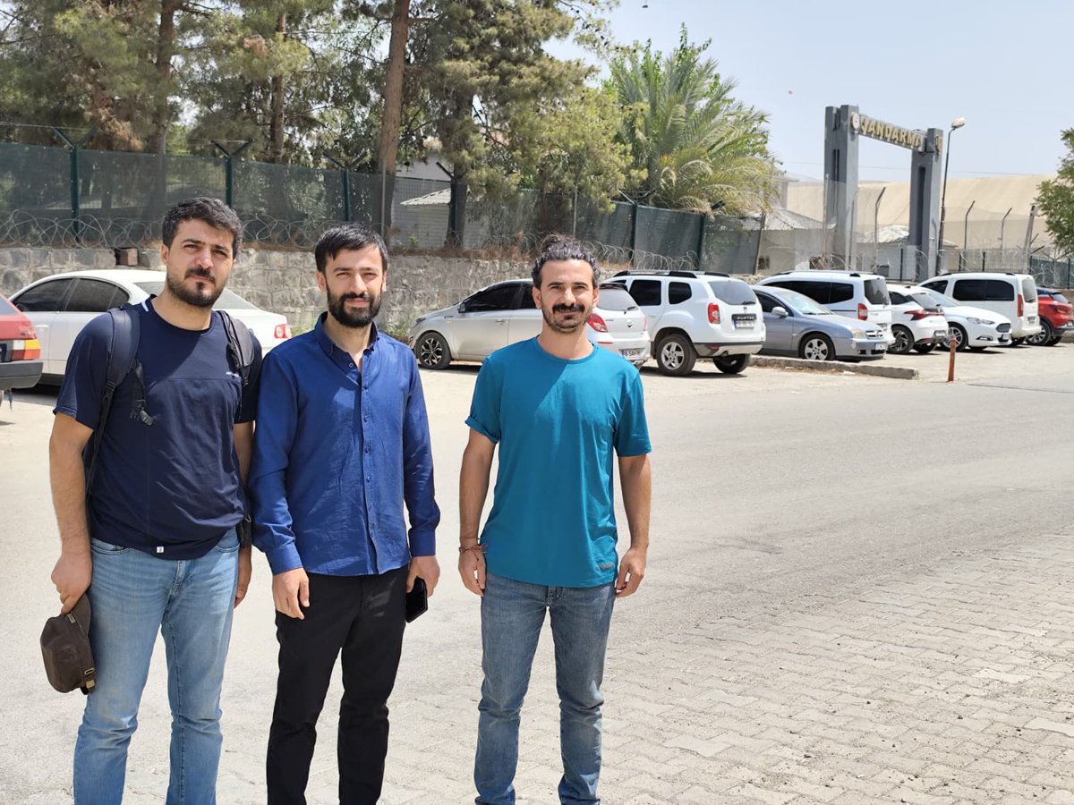 📌Ağaç katliamı yapanlara değil gündem yapan gazeteciye soruşturma!

Şırnak ve ilçelerinden asker gözetiminde korucuların eliyle süre gelen ağaç katliamını gündem yaptığı gerekçesi ile gazeteci Dilgeş Ruvanas hakkında soruşturma açıldı.

 Şırnak İl Jandarma Komutanlığı tarafından