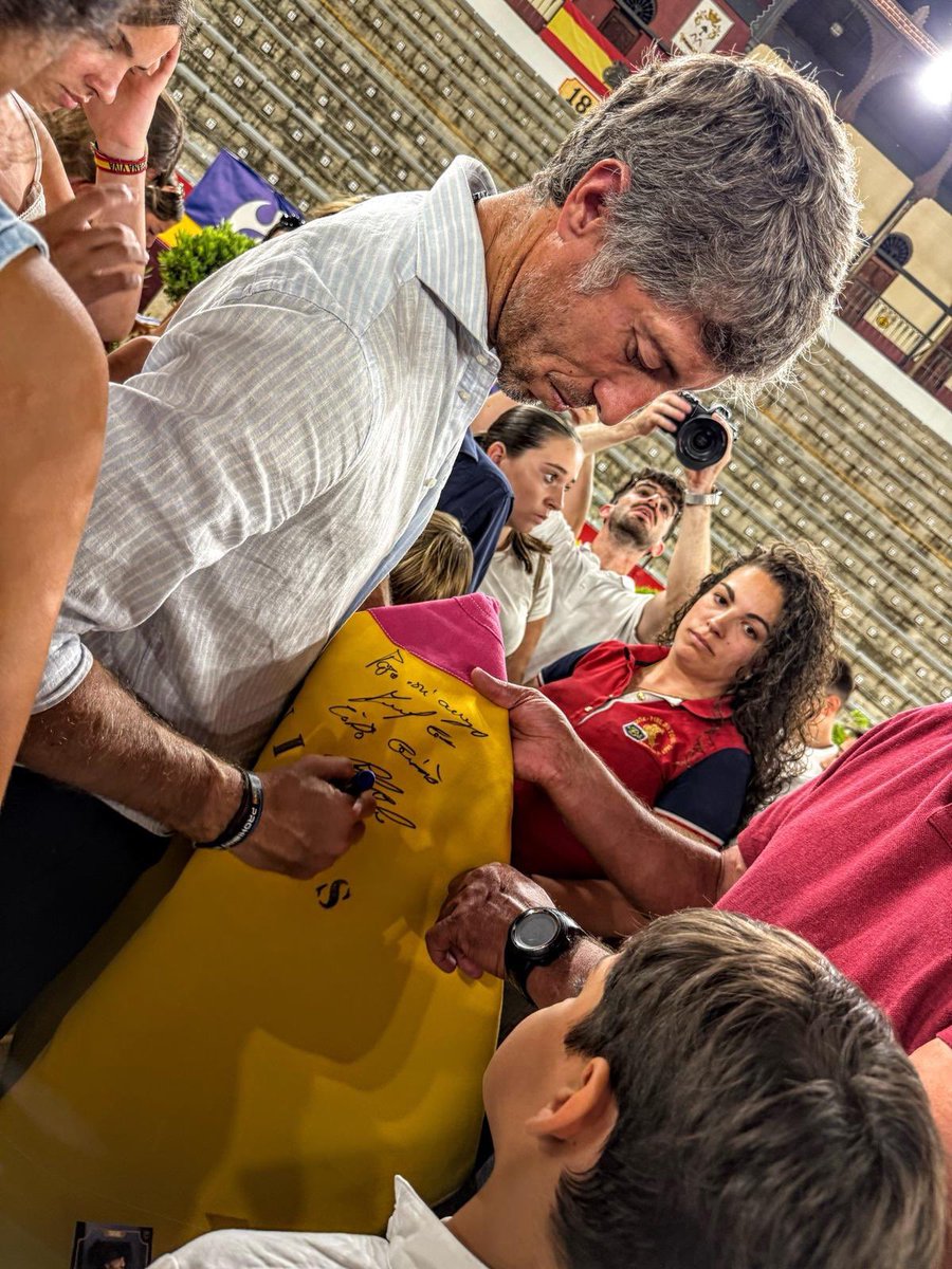 📸 𝗘𝗦𝗖𝗥𝗜𝗕𝗔𝗡𝗢, 𝗔𝗥𝗥𝗢𝗣𝗔𝗗𝗢 𝗘𝗡 𝗔𝗟𝗠𝗘𝗡𝗗𝗥𝗔𝗟𝗘𝗝𝗢

¡Más de 300 aficionados junto a él!

🎟️ 𝗘𝗡𝗧𝗥𝗔𝗗𝗔𝗦 𝗔 𝗟𝗔 𝗩𝗘𝗡𝗧𝗔 en tauroemocion.es y desde el 4 de agosto en taquillas.

🔗Galería completa: facebook.com/share/p/1C6nh1…