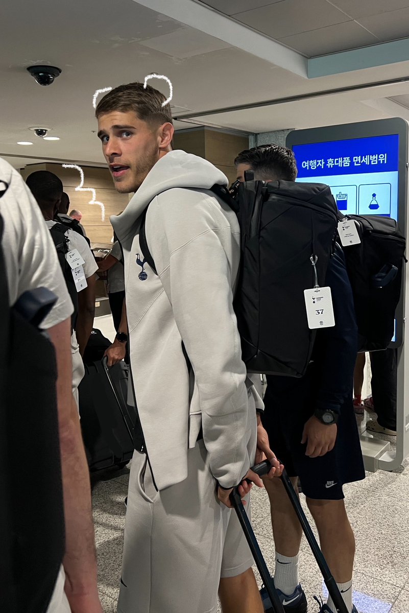 제가불러서뒤돌아본거아닙니다정말억울합니다미키반더벤님가먼저쳐다보고계셨습니다