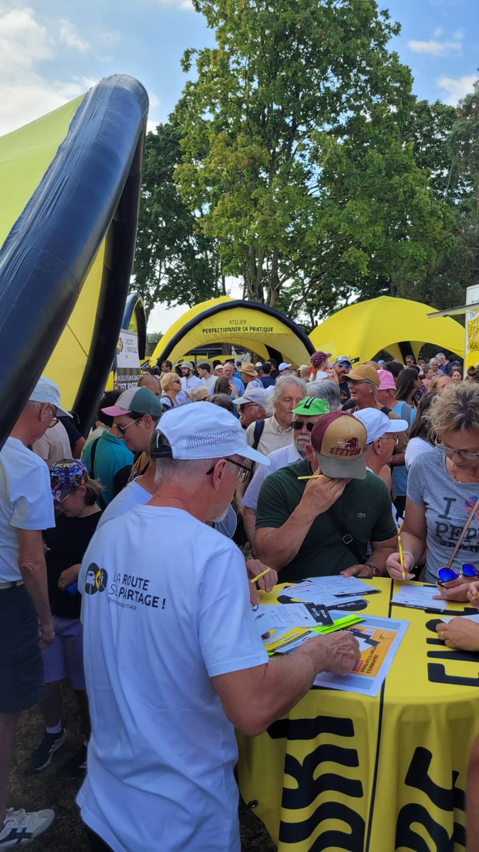 Sous le soleil <a href="/LeTourFemmes/">Le Tour de France Femmes avec Zwift</a> va partir de Bourg en Bresse devant le monastère de Brou.
Cyril de la coordination <a href="/RoutePlusSure/">Sécurité routière</a> <a href="/Prefet01/">Préfète de l'Ain</a> a ouvert son stand à 10h.
Madame Guillaume déléguée à la sécurité routière est passée saluer les bénévoles et les agents présents.