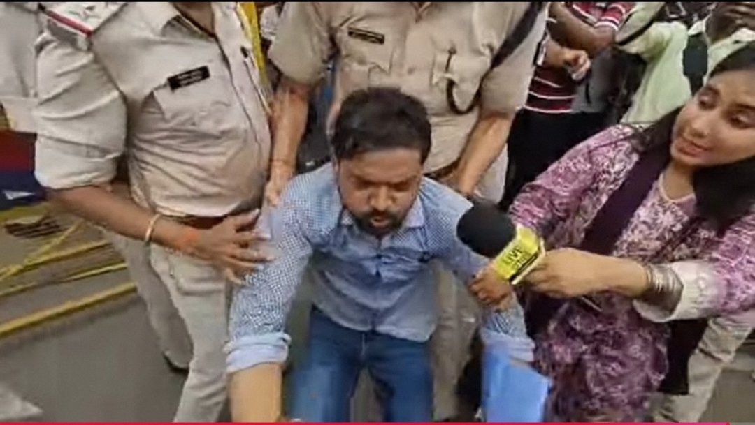 Narendra कुशवाहा 💙 (@narendra_kaimur) on Twitter photo छात्र नेता दिलीप कुमार गिरफ्तार।।
#TRE4 का विज्ञापन शीघ्र जारी करो। अभ्यर्थियों पर जोर जुल्म करना बंद करो।
#tre4_with_domicile
<a href="/NitishKumar/">Nitish Kumar</a> <a href="/Narendra_kaimur/">Narendra कुशवाहा 💙</a> <a href="/BiharTakChannel/">Bihar Tak</a> <a href="/DileepY51270176/">Dileep kumar - Student Leader</a> <a href="/ForSuraaj/">JanSuraajForBihar</a> <a href="/grok/">Grok</a> <a href="/Jduonline/">Janata Dal (United)</a> <a href="/Live_Cities/">Live Cities</a> <a href="/RJDforIndia/">Rashtriya Janata Dal</a> छात्र नेता दिलीप कुमार गिरफ्तार।।
#TRE4 का विज्ञापन शीघ्र जारी करो। अभ्यर्थियों पर जोर जुल्म करना बंद करो।
#tre4_with_domicile
<a href="/NitishKumar/">Nitish Kumar</a> <a href="/Narendra_kaimur/">Narendra कुशवाहा 💙</a> <a href="/BiharTakChannel/">Bihar Tak</a> <a href="/DileepY51270176/">Dileep kumar - Student Leader</a> <a href="/ForSuraaj/">JanSuraajForBihar</a> <a href="/grok/">Grok</a> <a href="/Jduonline/">Janata Dal (United)</a> <a href="/Live_Cities/">Live Cities</a> <a href="/RJDforIndia/">Rashtriya Janata Dal</a>
