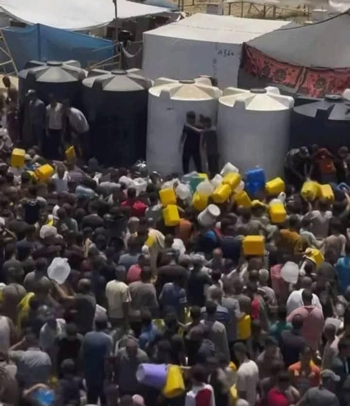 هذه ليست صورة من مجاعة إفريقية… هذه غزة.
الناس يتدافعون للحصول على "شربة ماء"!
العطش والجوع ينهشان أرواح الأبرياء، والعالم يكتفي بالمشاهدة.
أنقذوا غزة قبل أن تُمحى من الحياة.
#غزة #Gaza #أنقذوا_غزة  #GazaUnderSiege #GazaThirsts #فزعة_لأهل_غزة #الخليج #السعودية #قطر #الكويت