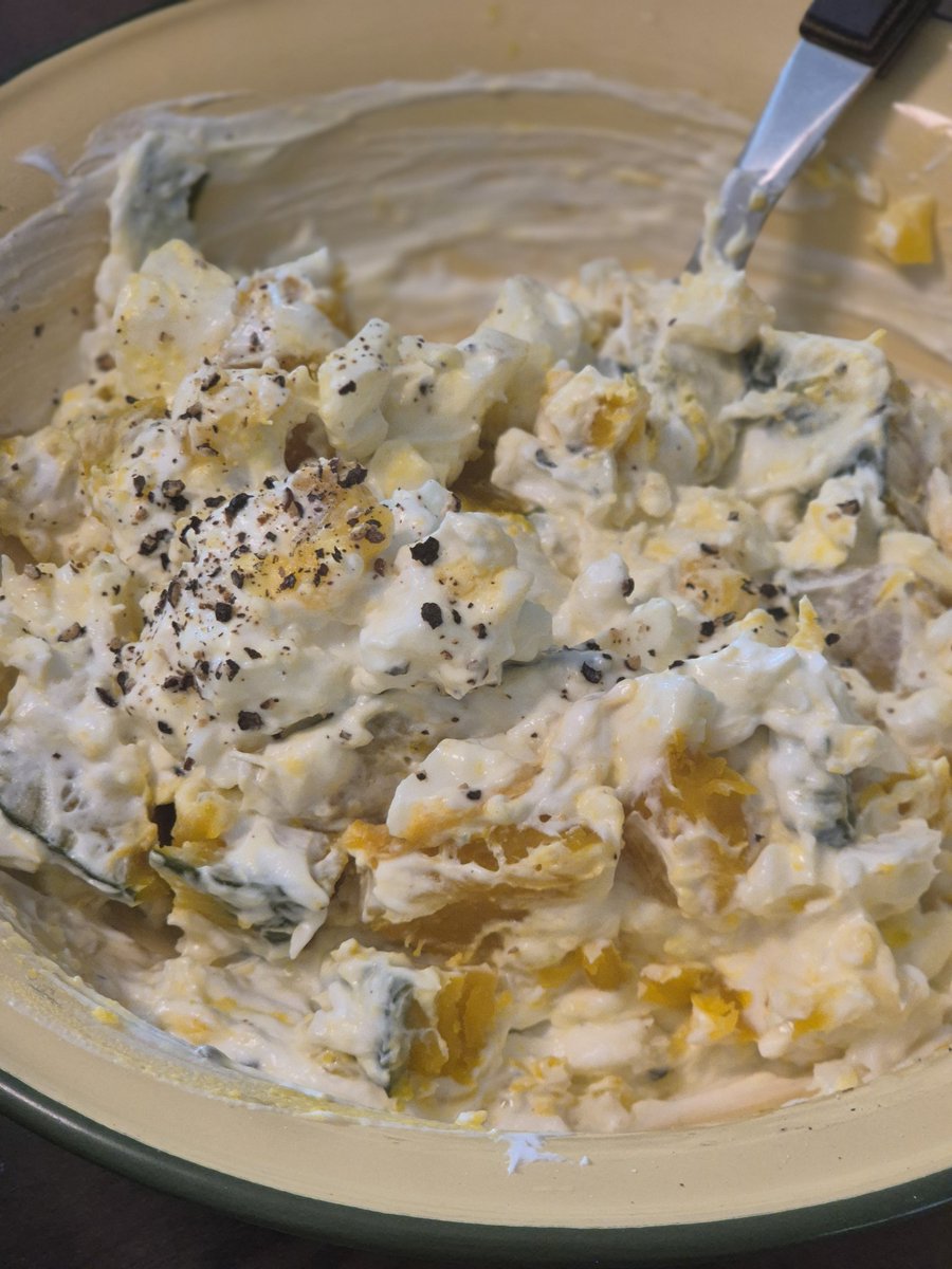 에그마요 아니고 
에그그릭 에그릭 이거 우와
저한테는 한.입.한.입 천상의 속세맛(?)인데요

- 반숙란+그릭요거트 하나분량(100~150g정도)+올리브오일1+다진마늘1+레몬즙1(이상 밥숟갈계량)+소금후추
- 단호박이랑 섞어먹음!

스벅 단호박에그샌드위치 찾아먹는 사람은 이거 빵에 먹으면 쥬금일듯