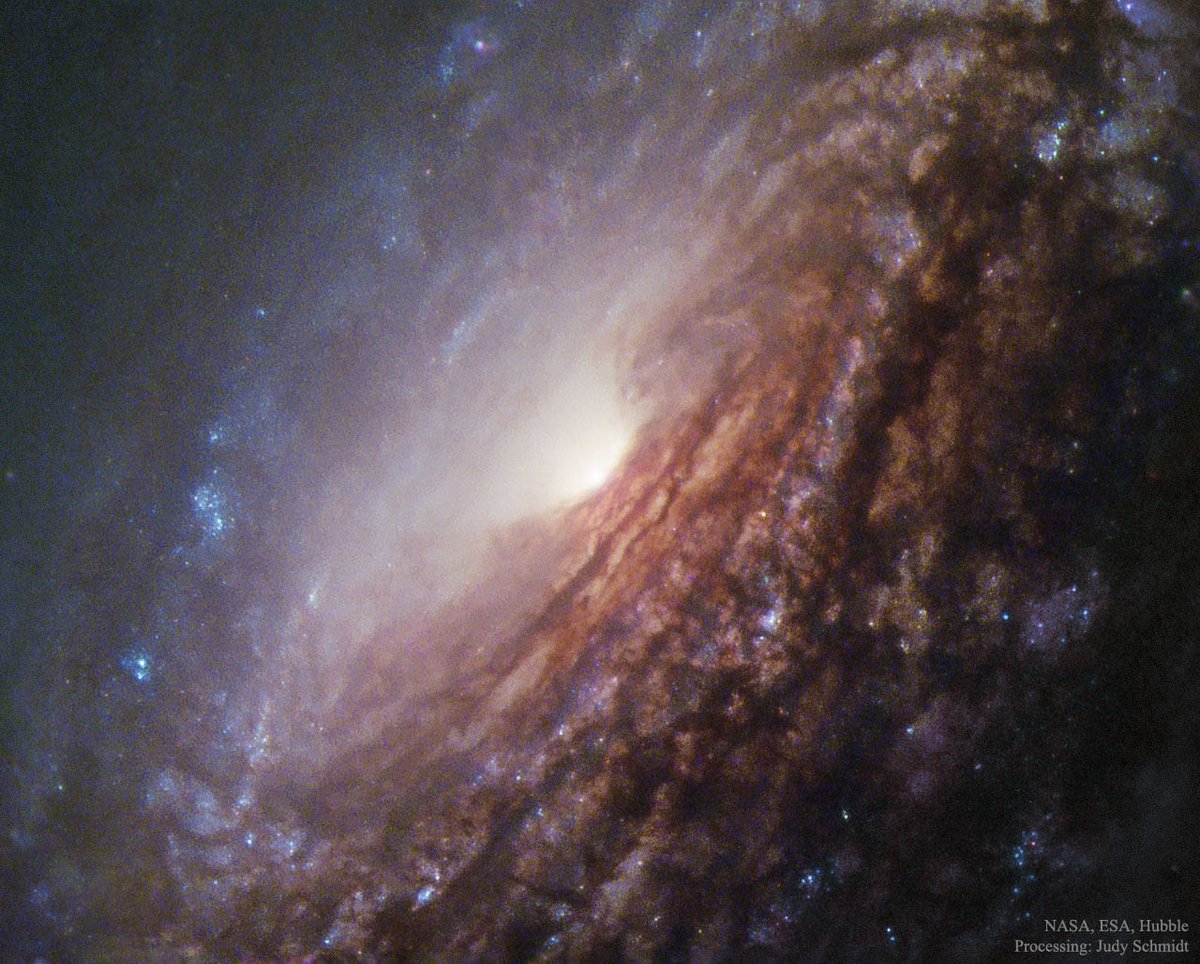 Este es el centro de la galaxia espiral NGC 5033. Allí hay un agujero negro supermasivo que está absorbiendo una gran cantidad de material. De hecho, NGC 5033 es una galaxia de Seyfert (llamada así por la gran actividad que muestra el centro de la galaxia). La galaxia mide 100