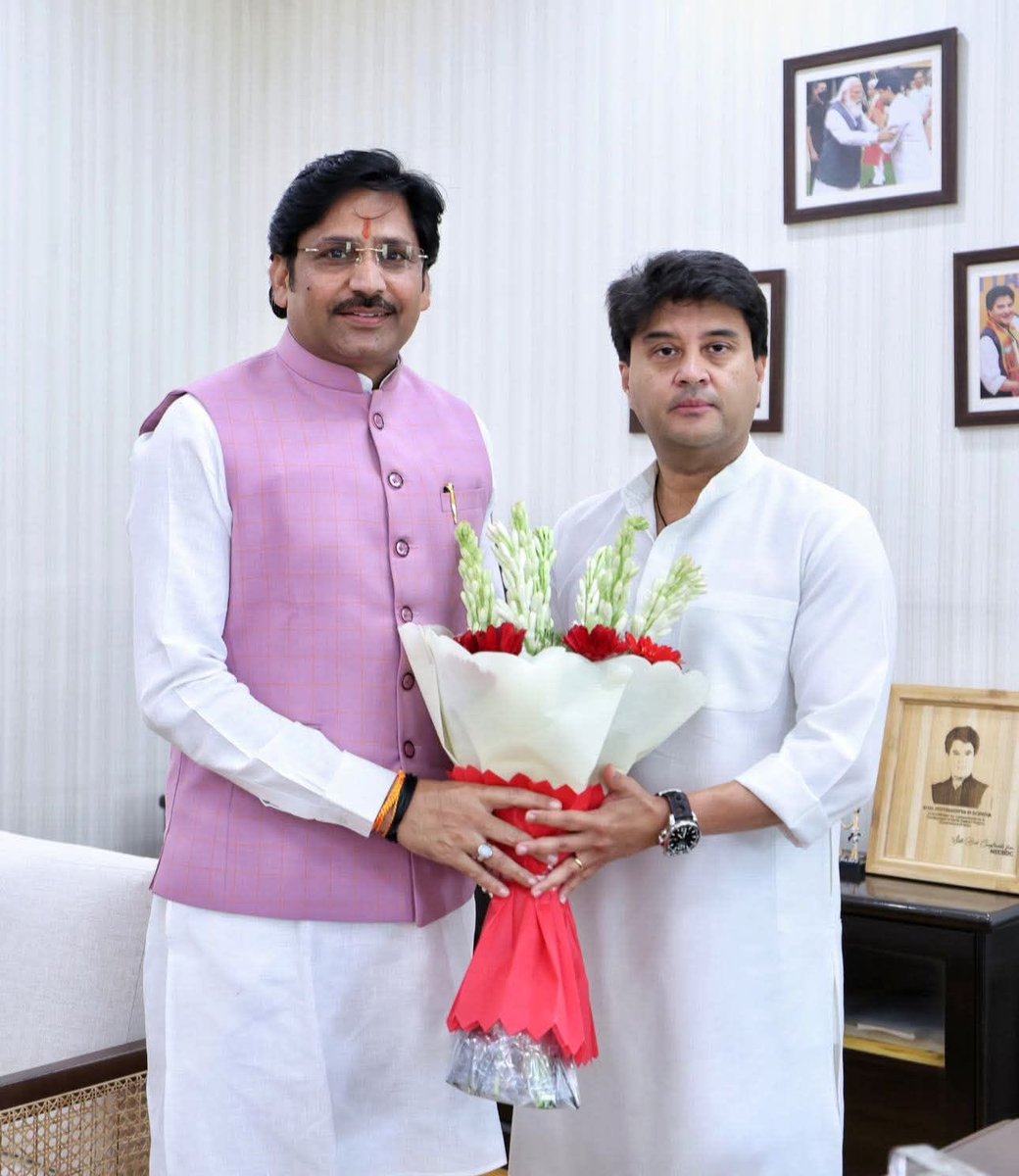 आज, मध्यप्रदेश से भाजपा के राज्यसभा सांसद एवं प्रदेश प्रवक्ता ⁦<a href="/DrSumerSolanki1/">Dr. Sumer Singh Solanki</a>⁩ जी ने नई दिल्ली में केंद्रीय मंत्री श्री ⁦<a href="/JM_Scindia/">Jyotiraditya M. Scindia</a>⁩ जी सौजन्य भेंट की।
इस दौरान राज्य के विभिन्न विकास कार्यों एवं जनहित से जुड़े विषयों पर सकारात्मक चर्चा हुई।
⁦⁦
