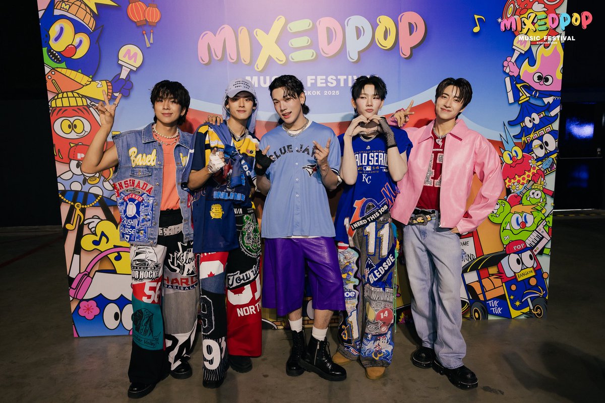 MIXEDPOPFest's tweet photo. 🐺 @LYKNofficial
🎲 @DICE_SONRAY
🧩 @perses_official
❤️🔥 @POLARIX1228
#MIXEDPOPBANGKOK2025
#MIXEDPOPMUSICFESTIVAL
#MIXEDPOP2
#RSSHOWBiZ https://t.co/bGBg0Chajx